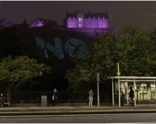 Edinburský hrad. Nápis ”NO” promítaný na kopec pod budovou mají na svědomí odpůrci osamostatnění Skotska.